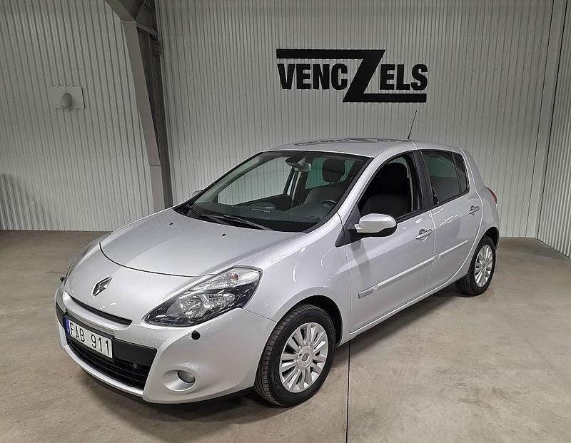 Silver metallic Begagnad 2011 Renault Clio R.S. Halvkombi | 55 000 kr (Dyr) - Bild 1/4