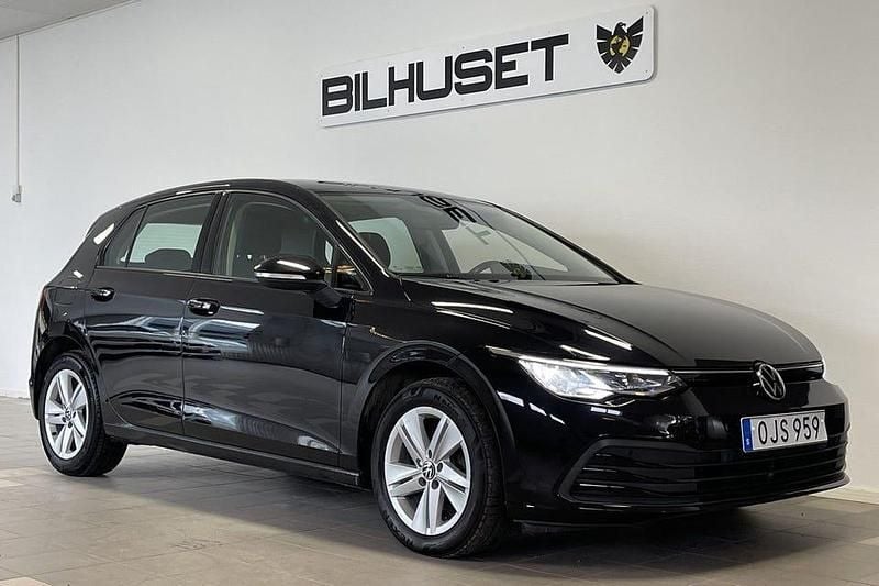 Svart Begagnad 2021 VW Golf VIII Halvkombi | 219 900 kr (Marknadspris) - Bild 1/4