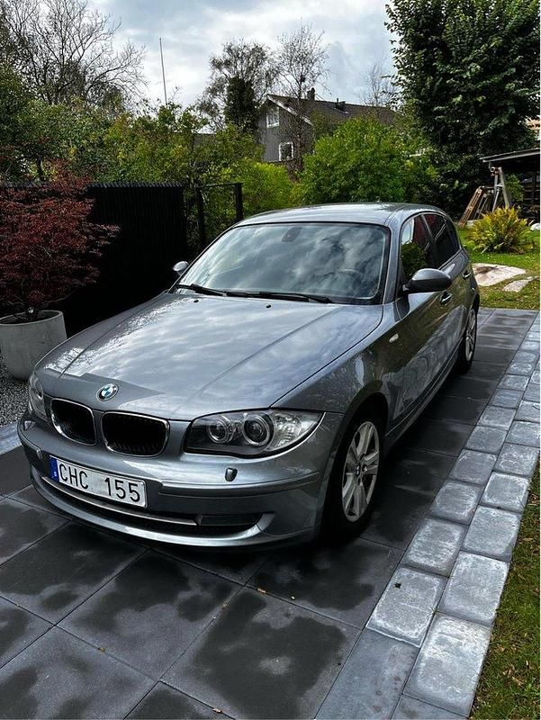 Grå Begagnad 2010 BMW 118 Advantage Halvkombi | 73 000 kr (Lite dyr) - Bild 1/4