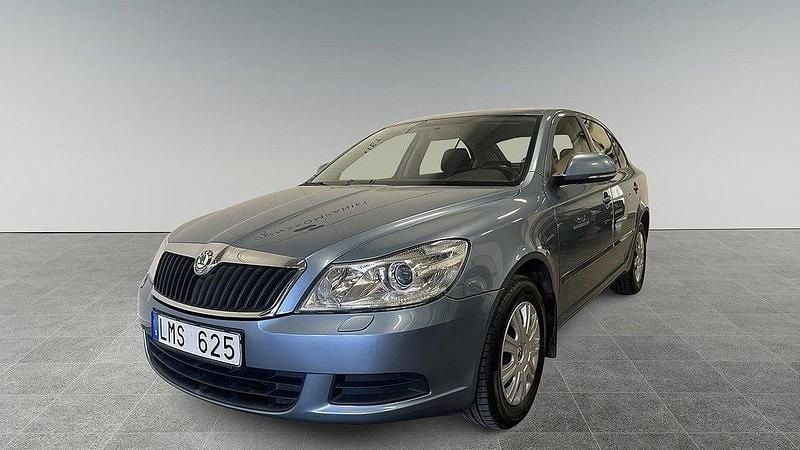 Ljusblå Begagnad 2009 Skoda Octavia Ambiente Halvkombi | 74 900 kr (Marknadspris) - Bild 1/4