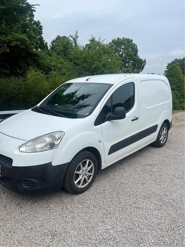 Vit Begagnad 2012 Peugeot Partner Minibuss | 29 500 kr (Marknadspris) - Bild 1/3