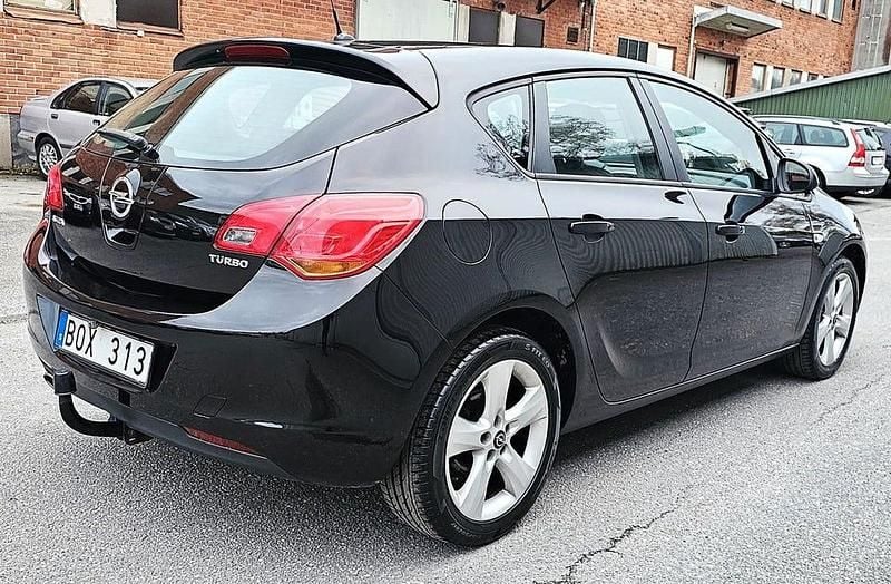 Begagnad Opel Astra Enjoy 140 HK (102 kW) 2011 Svart Halvkombi