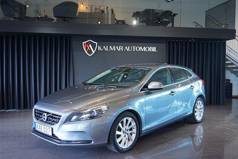 Grå Begagnad 2014 Volvo V40 Momentum Kombi | 129 900 kr (Marknadspris) - Bild 1/4