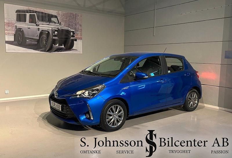Blå Begagnad 2018 Toyota Yaris Hybrid Active Halvkombi | 134 900 kr (Marknadspris) - Bild 1/4