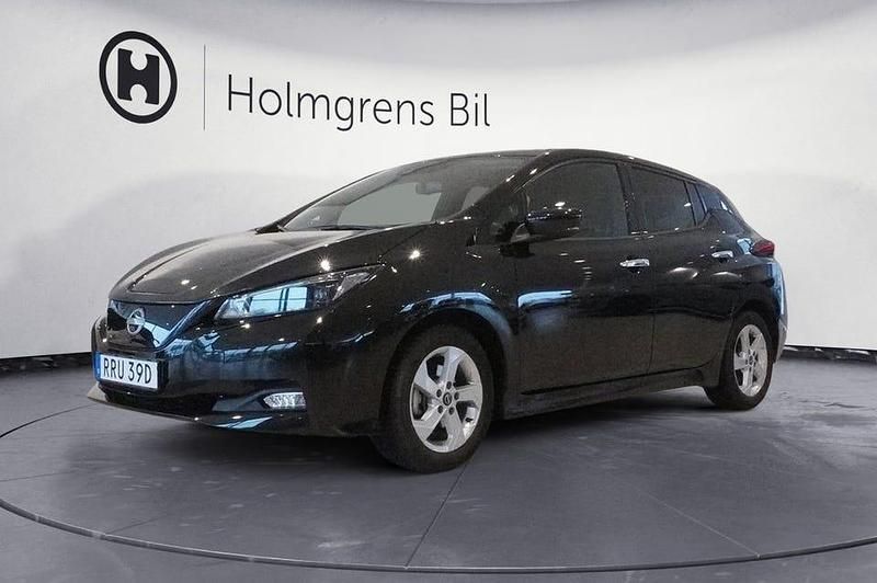 Svart Begagnad 2021 Nissan Leaf Tekna Halvkombi | 209 900 kr (Marknadspris) - Bild 1/4