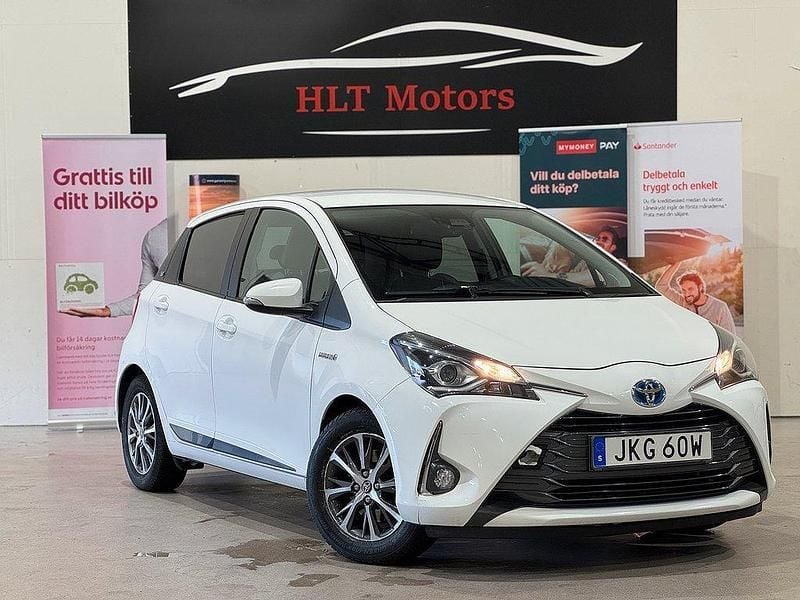 Vit Begagnad 2019 Toyota Yaris Hybrid Halvkombi | 124 900 kr (Marknadspris) - Bild 1/4