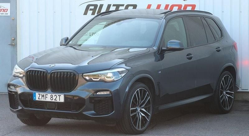 Grå (gråmetallic) Begagnad 2019 BMW X5 M Sport SUV | 579 900 kr (Lite dyr) - Bild 1/4