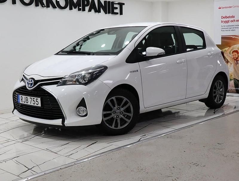 Vit Begagnad 2016 Toyota Yaris Hybrid Active Halvkombi | 139 900 kr (Marknadspris) - Bild 1/4