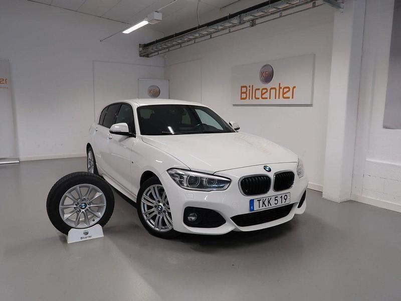 Vit Begagnad 2017 BMW 120 M Sport Halvkombi | 179 900 kr (Marknadspris) - Bild 1/3