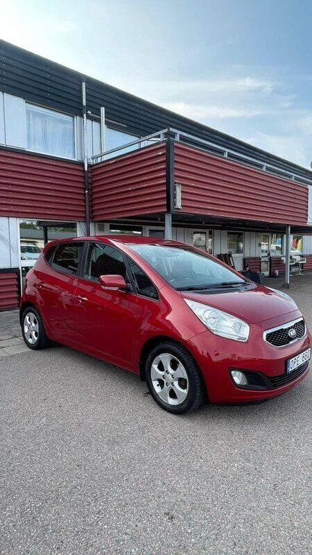 Röd Begagnad 2013 Kia Venga Halvkombi | 82 000 kr (Marknadspris) - Bild 1/4