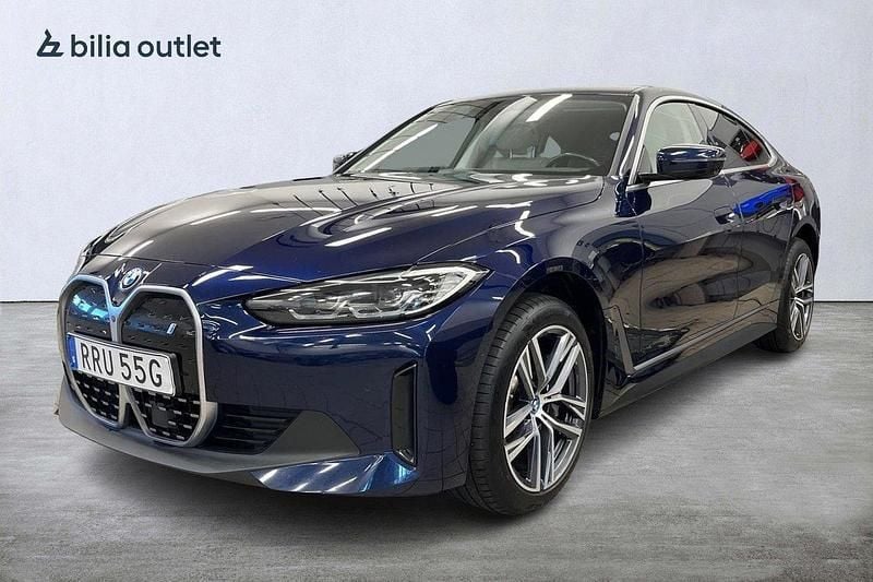 Blå (tanzanite blue) Begagnad 2022 BMW i4 Sedan | 369 900 kr (Marknadspris) - Bild 1/3