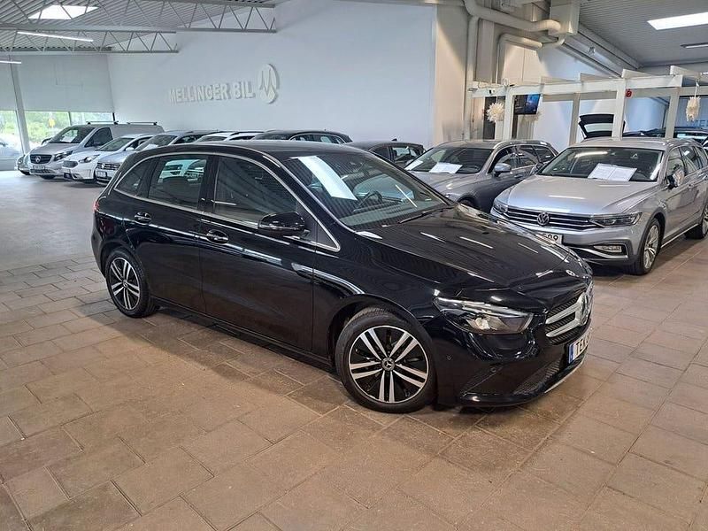 Begagnad Mercedes B180 Premium 136 HK (100 kW) 2022 Svart Minibuss