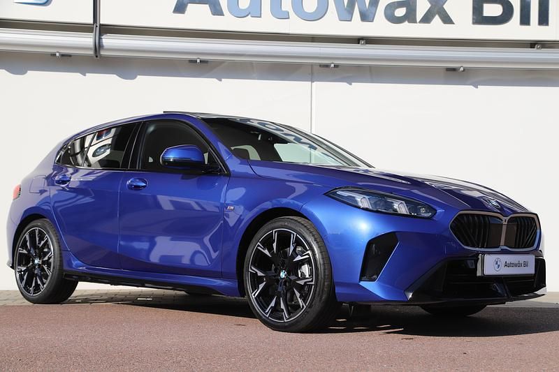 Blå Begagnad 2025 BMW 120 M Sport Halvkombi | 469 000 kr - Bild 1/3