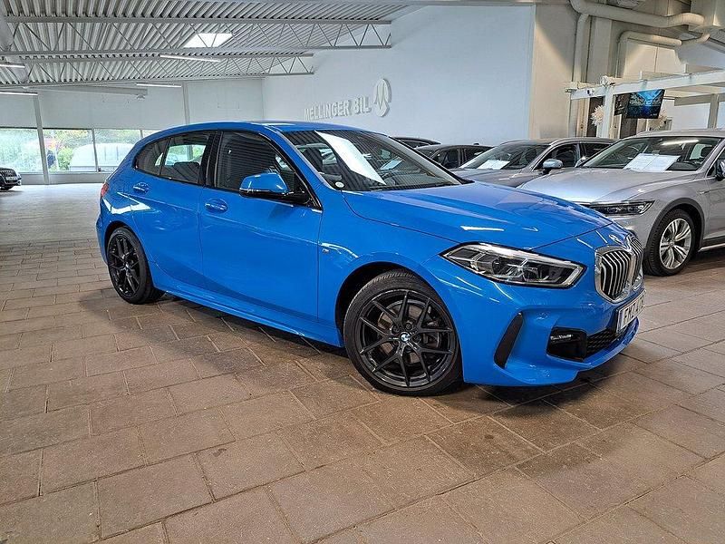 Blå (misano blue metallic) Begagnad 2020 BMW 118 M Sport Halvkombi | 269 800 kr (Lite dyr) - Bild 1/4