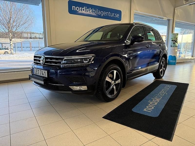 Mörkblå Begagnad 2017 VW Tiguan Executive SUV | 239 900 kr (Marknadspris) - Bild 1/4