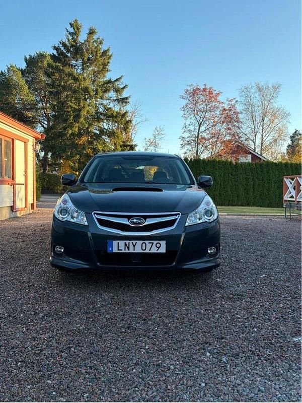Grå Begagnad 2011 Subaru Legacy Kombi | 40 000 kr (Superpris) - Bild 1/4