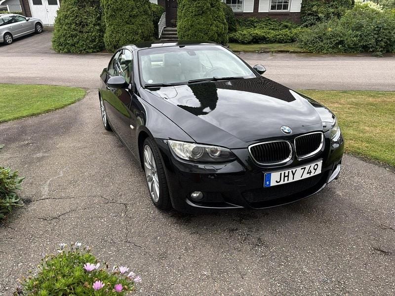 Svart Begagnad 2008 BMW 320 Cabriolet Comfort Edition Cab | 135 000 kr (Marknadspris) - Bild 1/4