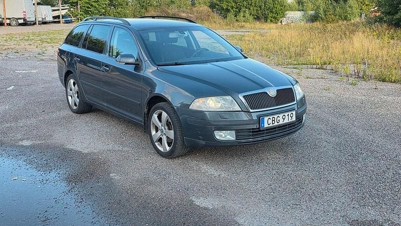 Mörkgrå (grå) Begagnad 2008 Skoda Octavia Kombi | 22 900 kr - Bild 1/4