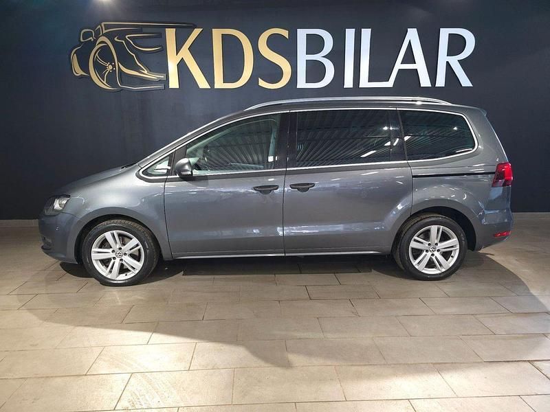Mörkgrå Begagnad 2015 VW Sharan Minibuss | 225 000 kr (Marknadspris) - Bild 1/4