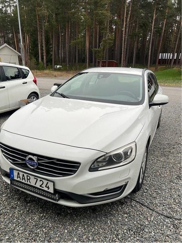 Vit Begagnad 2015 Volvo V60 Momentum Kombi | 105 000 kr (Marknadspris) - Bild 1/4