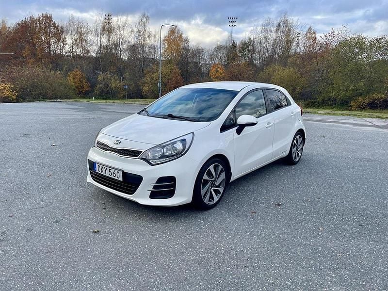 Vit Begagnad 2016 Kia Rio Halvkombi | 93 900 kr (Marknadspris) - Bild 1/4