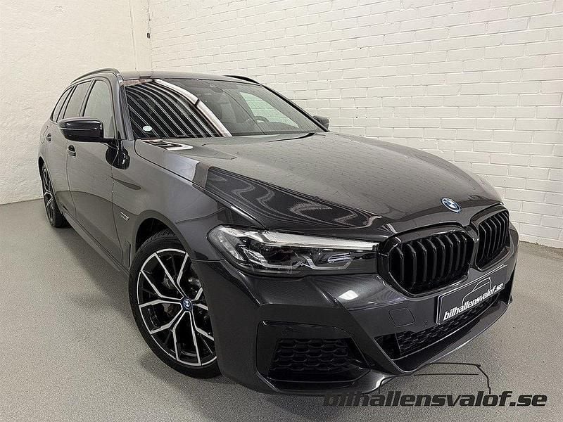 Grå Begagnad 2022 BMW 530e M Sport Kombi | 429 900 kr (Marknadspris) - Bild 1/4
