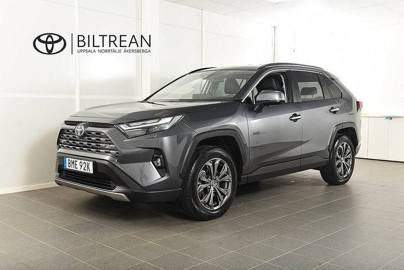 Mörkgrå Begagnad 2023 Toyota RAV4 Hybrid Executive SUV | 419 900 kr (Marknadspris) - Bild 1/4