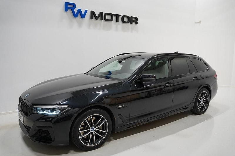 Svart Begagnad 2021 BMW 530e M Sport Kombi | 354 800 kr (Marknadspris) - Bild 1/4