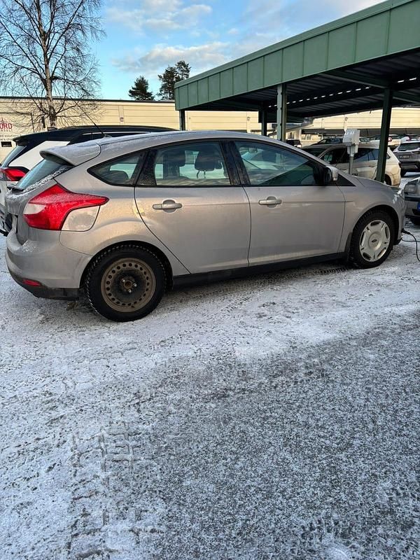 Begagnad 2011 Ford Focus Halvkombi | 55 000 kr (Bra pris) - Bild 1/2
