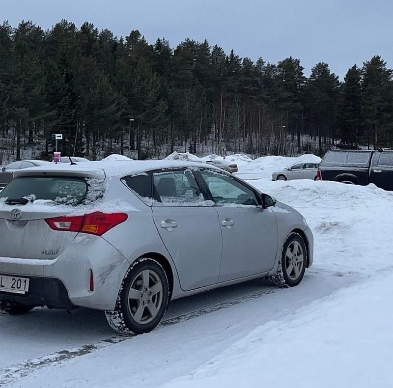 Grå Begagnad 2013 Toyota Auris Halvkombi | 65 000 kr (Bra pris) - Bild 1/1