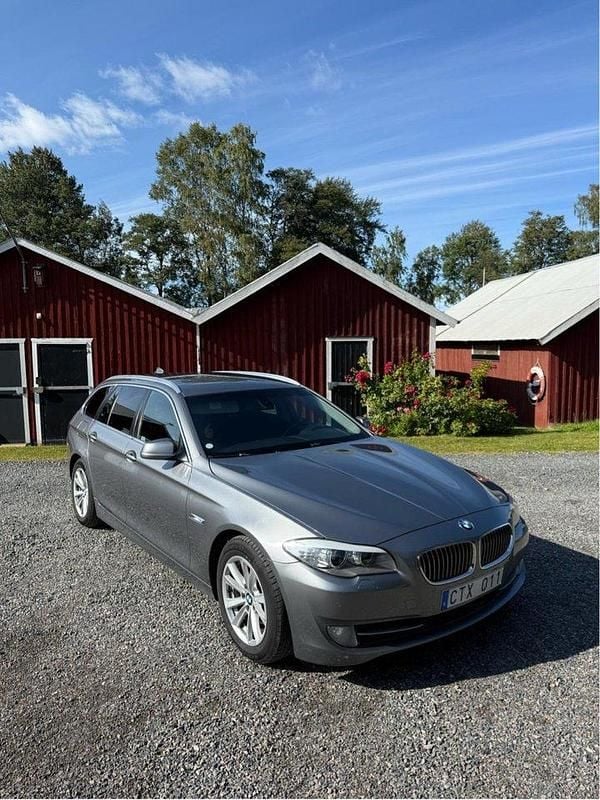 Grå Begagnad 2012 BMW 520 Kombi | 86 500 kr (Marknadspris) - Bild 1/4