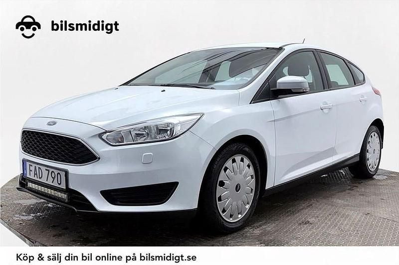Vit Begagnad 2017 Ford Focus Trend Halvkombi | 85 800 kr (Marknadspris) - Bild 1/3