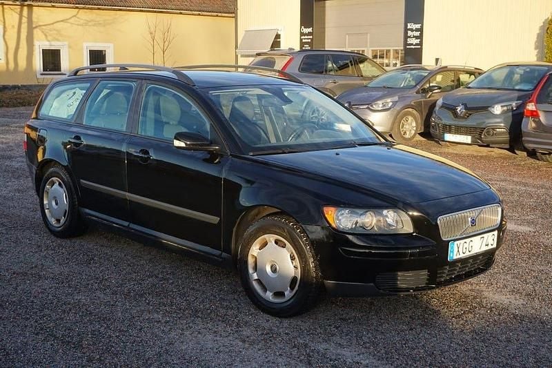 Svart Begagnad 2005 Volvo V50 Kombi | 54 900 kr (Marknadspris) - Bild 1/4