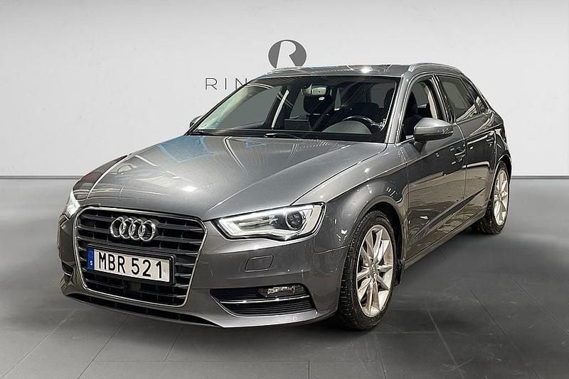 Grå Begagnad 2015 Audi A3 Sportback Ambition Halvkombi | 129 900 kr (Marknadspris) - Bild 1/3