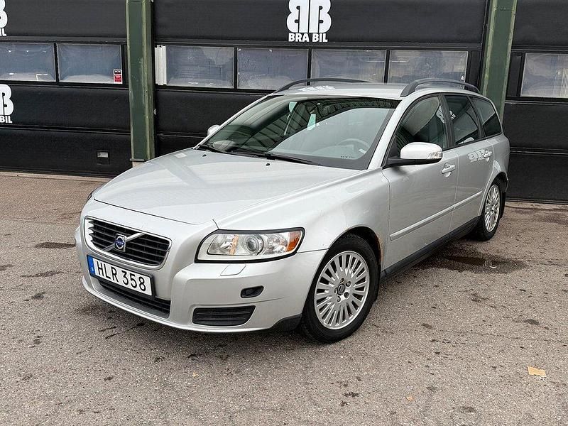 Ljusgrå Begagnad 2008 Volvo V50 Momentum Kombi | 39 900 kr (Marknadspris) - Bild 1/4