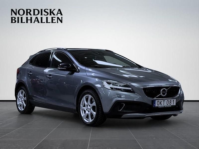 Grå Begagnad 2017 Volvo V40 CC Summum Kombi | 169 795 kr (Marknadspris) - Bild 1/4