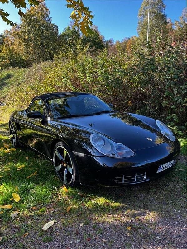 Svart Begagnad 2000 Porsche Boxster Cab | 164 900 kr (Dyr) - Bild 1/4