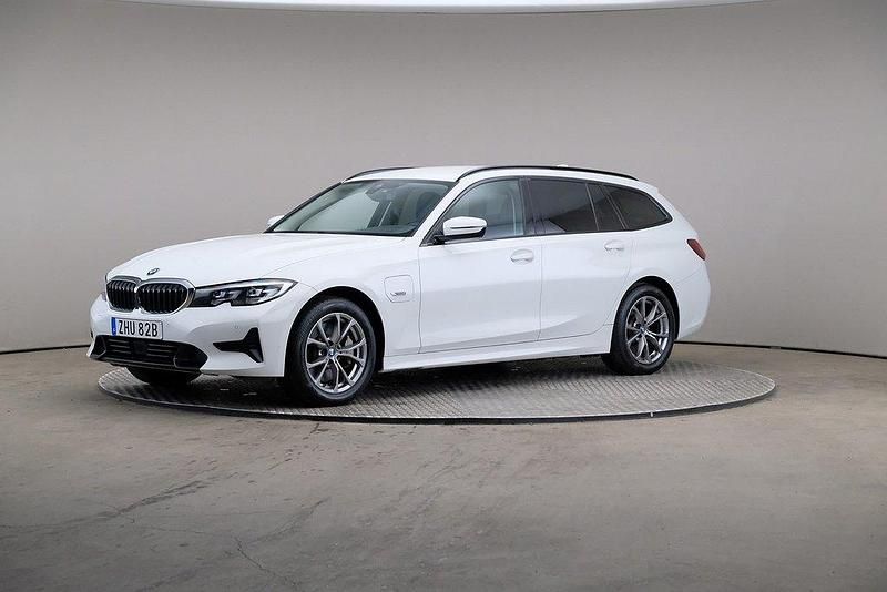 Vit Begagnad 2022 BMW 330e Sport Line Kombi | 309 000 kr (Marknadspris) - Bild 1/4