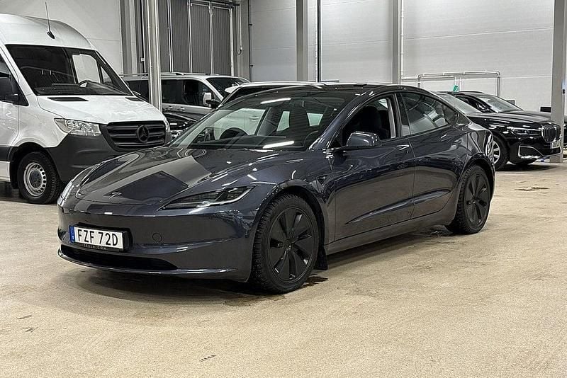 Grå Begagnad 2024 Tesla Model 3 Long Range AWD Sedan | 444 700 kr (Dyr) - Bild 1/4