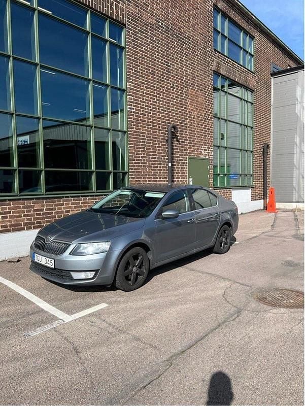 Grå Begagnad 2013 Skoda Octavia Ambition Halvkombi | 79 000 kr (Marknadspris) - Bild 1/4