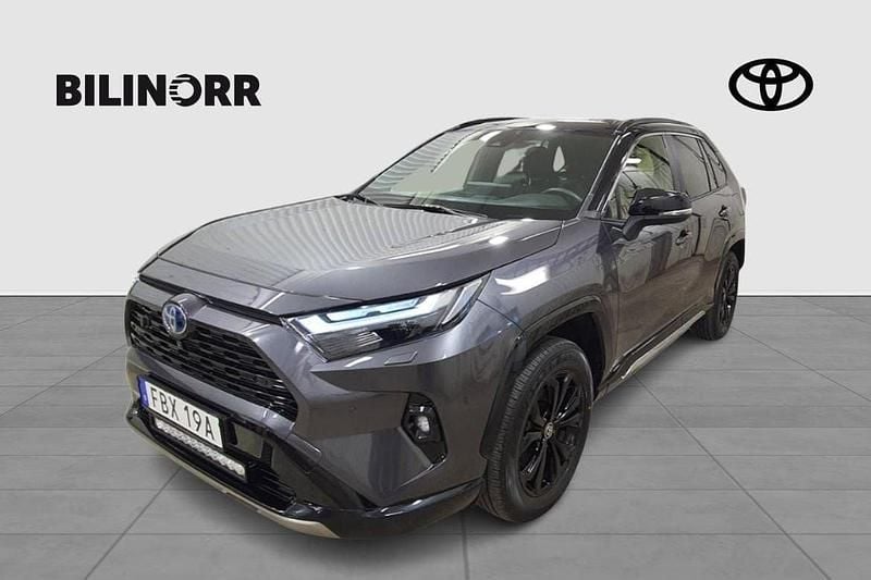Grå Begagnad 2023 Toyota RAV4 Hybrid Style SUV | 444 900 kr (Marknadspris) - Bild 1/4