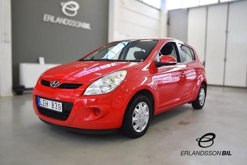 Begagnad Hyundai i20 Select 101 HK (74 kW) 2010 Röd Halvkombi