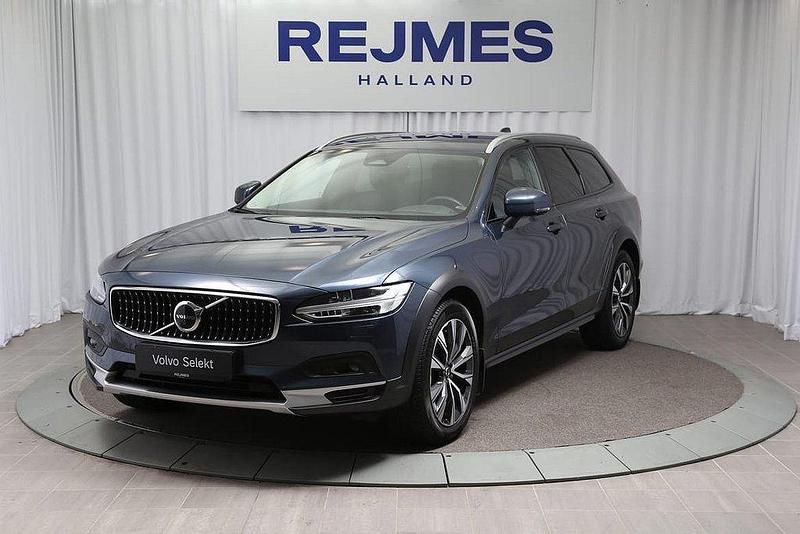 Mörkblå Begagnad 2022 Volvo V90 CC Plus Kombi | 454 500 kr (Lite dyr) - Bild 1/4