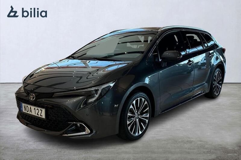 Mörkgrå (grå) Ny 2024 Toyota Corolla Style Kombi | 384 500 kr (Lite dyr) - Bild 1/4