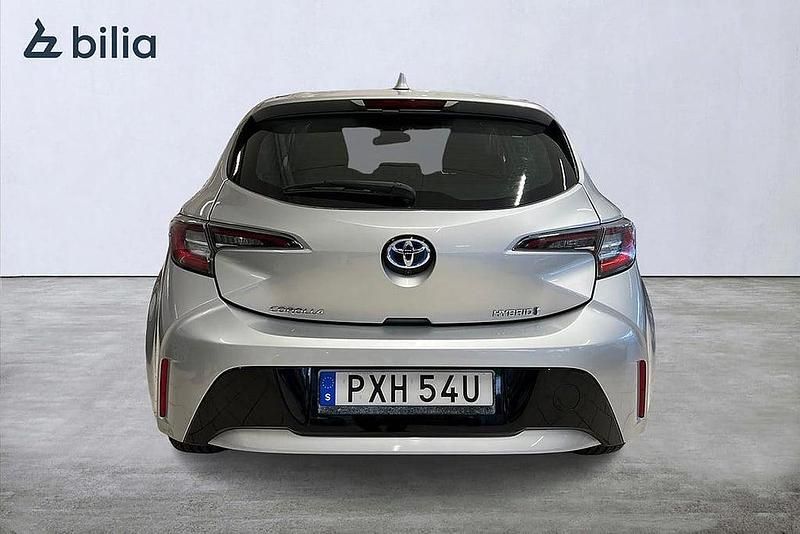 Begagnad Toyota Corolla Hybrid Active 124 HK (91 kW) 2019 Silver Halvkombi