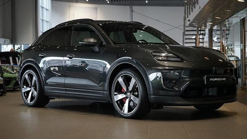 Grå Ny 2025 Porsche Macan SUV | 1 187 200 kr (Superpris) - Bild 1/4