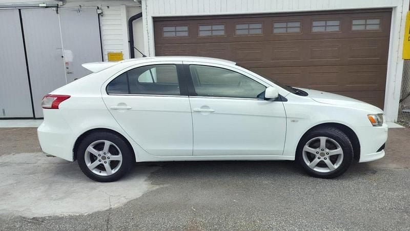 Vit Begagnad 2009 Mitsubishi Lancer Sportback Halvkombi | 55 000 kr (Lite dyr) - Bild 1/4
