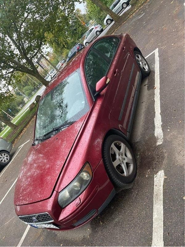 Röd Begagnad 2005 Volvo S40 Sedan | 11 000 kr (Superpris) - Bild 1/1