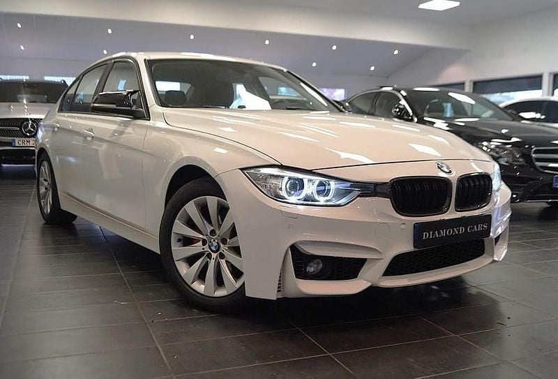 Begagnad BMW 318 144 HK (105 kW) 2012 Vit Sedan