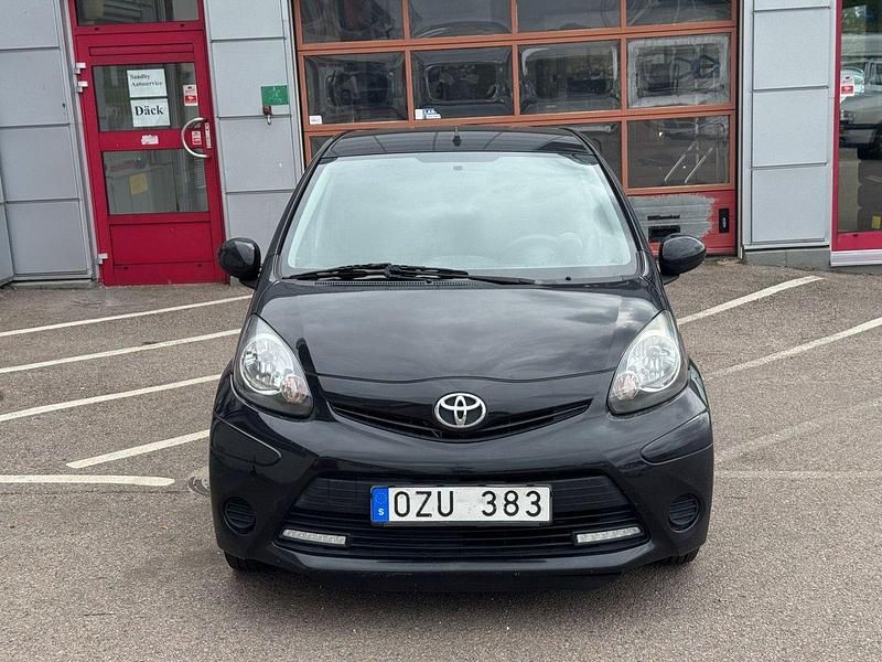 Svart Begagnad 2013 Toyota Aygo Halvkombi | 39 900 kr (Bra pris) - Bild 1/4